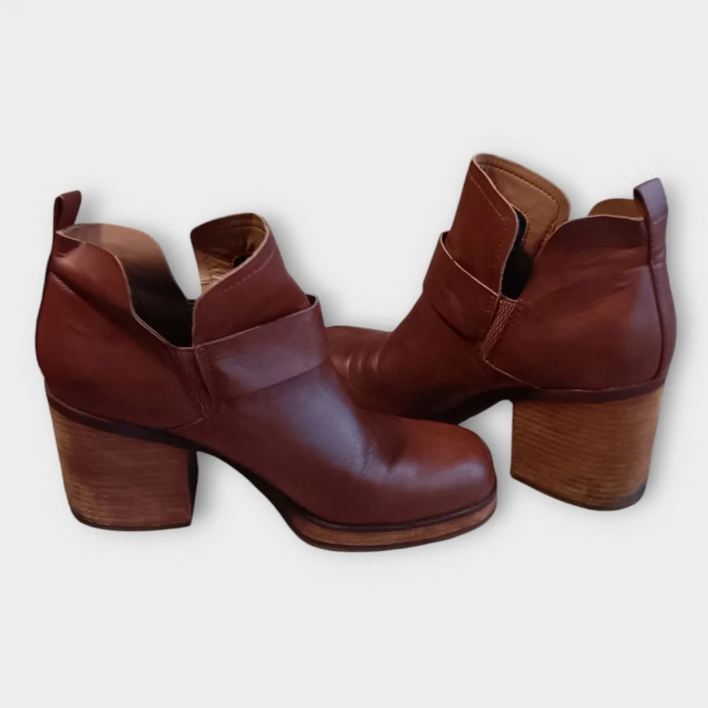 🤎KORKS KARI BOOTIES WOMEN'S SIZE 10 BROWN HEEL SIDE BUCKLE SQUARE TOE BO - Picture 8 of 9